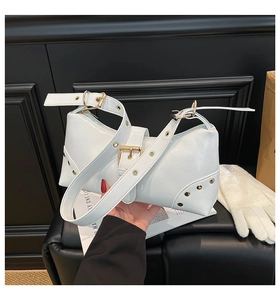 Détail du sac à bandoulière blanc punk avec sangle à boucle dorée et rivets métalliques