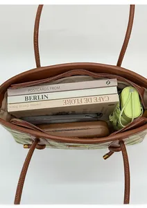 Vue de dessus du grand sac cabas à carreaux montrant livres, parapluie et objets du quotidien