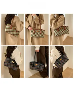 Détails de sacs cabas à carreaux vert-brun et gris-noir avec de longues bandoulières