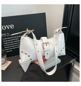 Détail du sac porté épaule punk blanc avec clous dorés et œillets métalliques Y2K