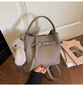 Dettaglio della borsa a secchiello in pelle grigio elefante con finiture in metallo argento