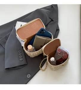Vue macro de l'intérieur d'un sac bandoulière en tweed montrant sa grande capacité