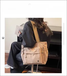 Vue de dos d'un sac cabas en nylon beige avec poches à cordon pour étudiants