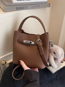 Borsa a Secchiello da Donna Minimalista in Pelle PU con Motivo Litchi Borsa a Mano di Moda Tracolla con Chiusura in Metallo e Charm Coniglietto in Peluche