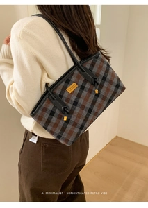 Vue détaillée du sac cabas à carreaux en laine marron et grise avec lanières en cuir