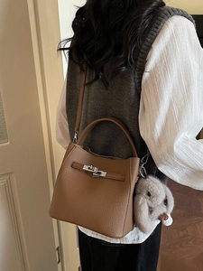 Borsa a secchiello in pelle marrone con chiusura argento e ciondolo a coniglio