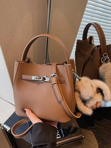 Borsa a secchiello in pelle marrone con manico e ciondolo a forma di coniglio peluche