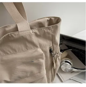 Nahaufnahme der glatten Reißverschlussdetails und Multi-Pocket-Design der Tragetasche