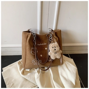 Borsa tote in pelle PU marrone con illustrazione di gatto, catena in metallo e charm orso