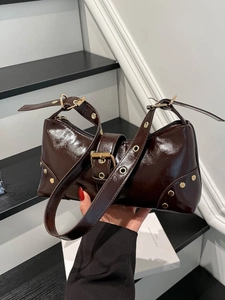 Sac Sous le Bras Vintage Punk à Rivets pour Femmes en Cuir Verni PU Sac à Épaule Baguette pour Style de Mode Quotidien Fête