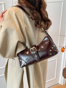 Sac sous le bras en cuir verni bordeaux brillant avec boucles et rivets argentés