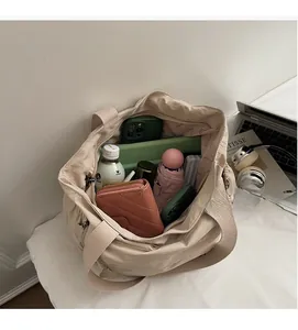 Innenansicht der beigen Tote Bag mit Stauraum für Tablet, Handy und tägliche Utensilien