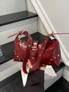 Sac à bandoulière punk Y2K en cuir verni bordeaux avec des rivets et détails dorés