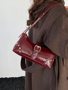 Sac à épaule chic en cuir verni bordeaux avec rivets dorés et boucle en métal vintage