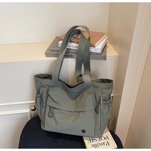 Vue détaillée du grand sac cabas en nylon gris-vert avec poches fonctionnelles
