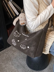 Bolso hobo de ante marrón con diseño de gato y colgante de conejo de peluche en modelo