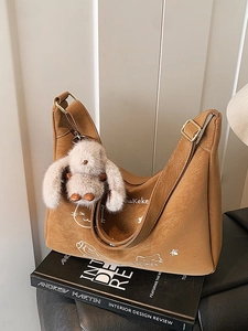 Bolso tote de cuero marrón con estampado de gato y colgante de conejo de peluche