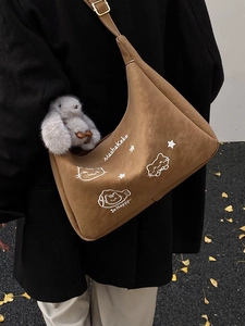 Bolso hobo marrón de ante con estampado de gato y colgante de conejo de peluche