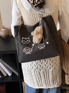 Grande borsa tote marrone scuro con motivo a gatto e catena d'argento in scena di vita