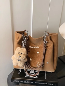 Borsa tote in camoscio marrone con motivo a gatto e catena su libro di design