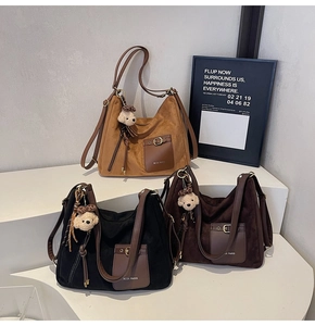 Détails des sacs fourre-tout en noir, café et kaki avec un accessoire d'ours mignon