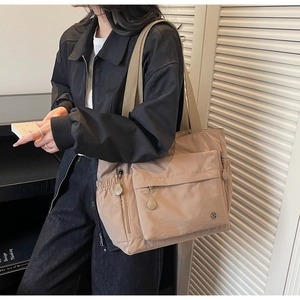 Grand sac cabas en nylon kaki avec plusieurs poches zippées pour le transport quotidien