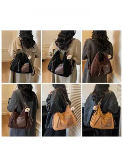 Détails du sac seau avec boucle décorative et breloque ours en peluche stylé