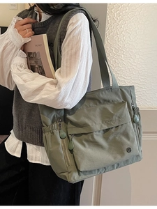 Grand sac fourre-tout vert sauge avec plusieurs poches pour les trajets quotidiens