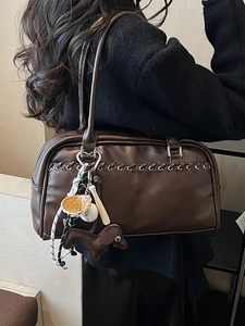 Bolso tote retro de piel sintética marrón con detalles tejidos y colgantes de perro