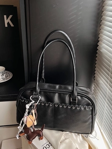 Bolso de hombro negro con ojales plateados y colgantes decorativos de moda