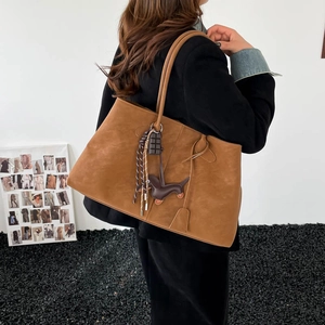 Detailansicht der kamelfarbenen Wildleder-Tote mit Dackel-Anhänger und Flechtseilen
