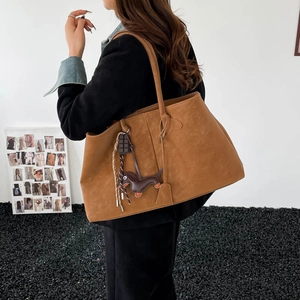 Braune Vintage-Einkaufstasche mit Dackel-Anhänger und Web-Detail an der Schulter