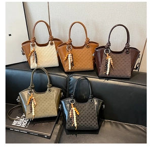 Collection de sacs seaux à damier en plusieurs couleurs avec glands en perles