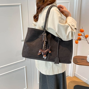 Detailansicht der großen dunkelbraunen Wildleder-Tote-Bag mit Dackel-Anhänger und Quasten