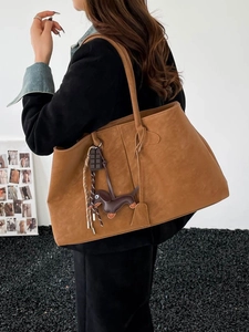 Braune Wildleder-Tragetasche mit Dackel-Anhänger und großem Fassungsvermögen für Damen