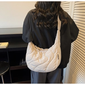 Sac bandoulière matelassé en nylon gris clair avec motifs à vagues et étiquette de marque