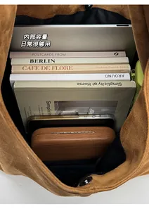 Intérieur spacieux du sac cabas en daim marron avec rangement pour ordinateur et livres