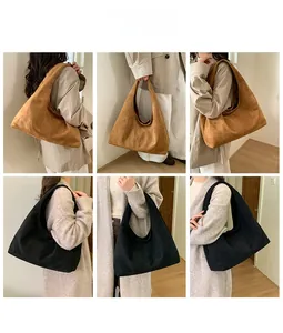 Détails de grands sacs hobo en similicuir suédé marron et noir portés par le mannequin