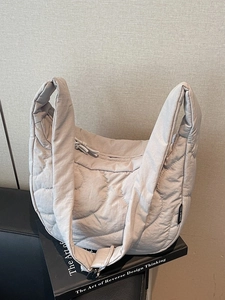 Sac bandoulière en coton matelassé avec surpiqûres en S et étiquette de marque