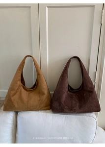 Détail de sacs cabas en daim marron caramel et café foncé avec une allure rétro chic