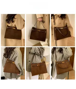 Vues détaillées d'un sac cabas en daim marron mat porté avec des manteaux d'hiver