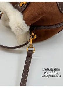 Détail du crochet doré amovible et de la bandoulière en daim sur un sac d'hiver