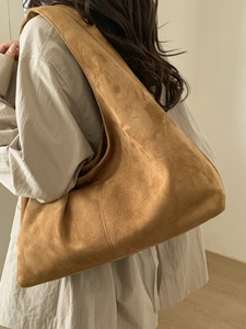 Sac hobo en daim marron caramel pour femme avec un grand volume et design minimaliste