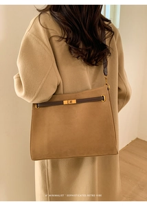 Détail du cabas en daim fauve avec bandoulière en cuir et fermoir rotatif en métal