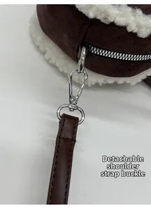Détail du fermoir argenté et de la bordure en faux mouton blanc sur le sac brun mat