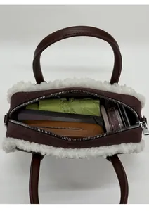 Vue de dessus du sac en daim marron foncé montrant la capacité pour parapluie et mobile