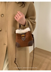 Détail du sac seau en daim marron avec bordure en fourrure et fermoir doré vintage