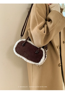 Sac bowling vintage en daim marron avec bordure en fausse fourrure blanche et bandoulière