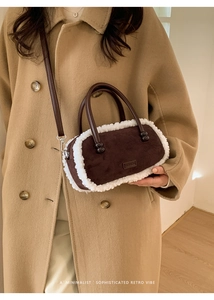 Sac rétro en daim marron avec bordure en laine de mouton sur un mannequin en manteau