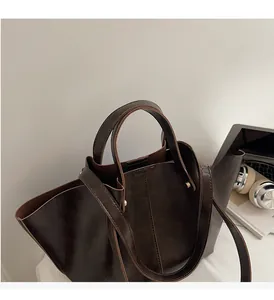 Détail d'un cabas marron foncé avec texture vintage et doubles bretelles pour le bureau